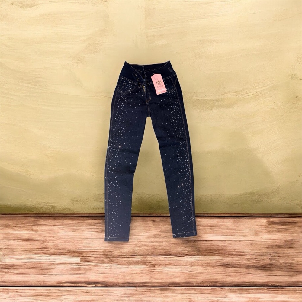 Bright blue Colombian women's jeans that lift and shape the buttocks.